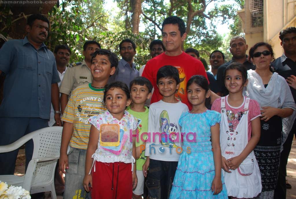 Aamir Khan's birthday cleberated by media in Bandra on 14th March 2009 