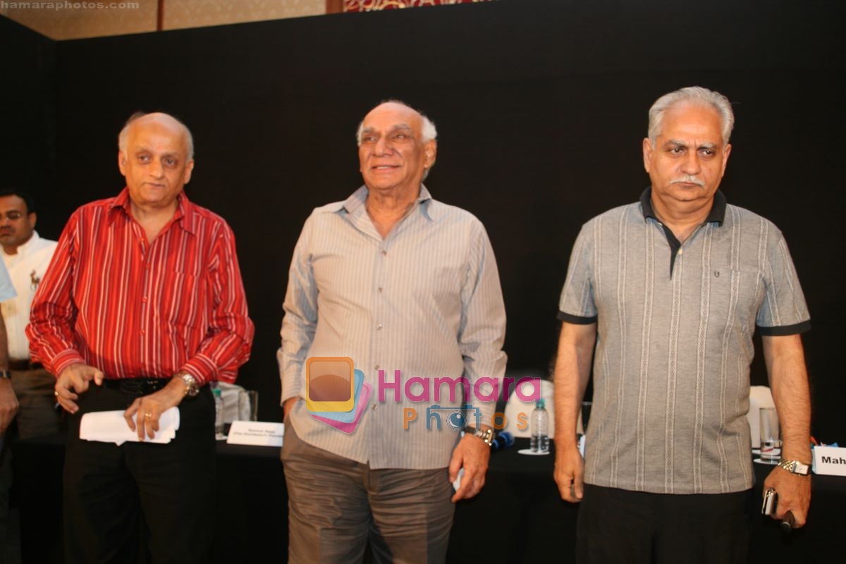 Mukesh Bhatt, Yash Chopra, Ramesh Sippy at Producers Media Meet in The Club, Andheri, Mumbai on 16th March 2009