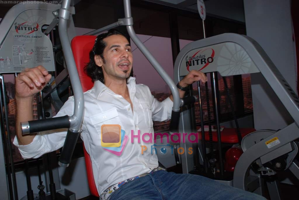 Dino Morea at the launch of Waves Gym in Andheri on 18th March 2009 