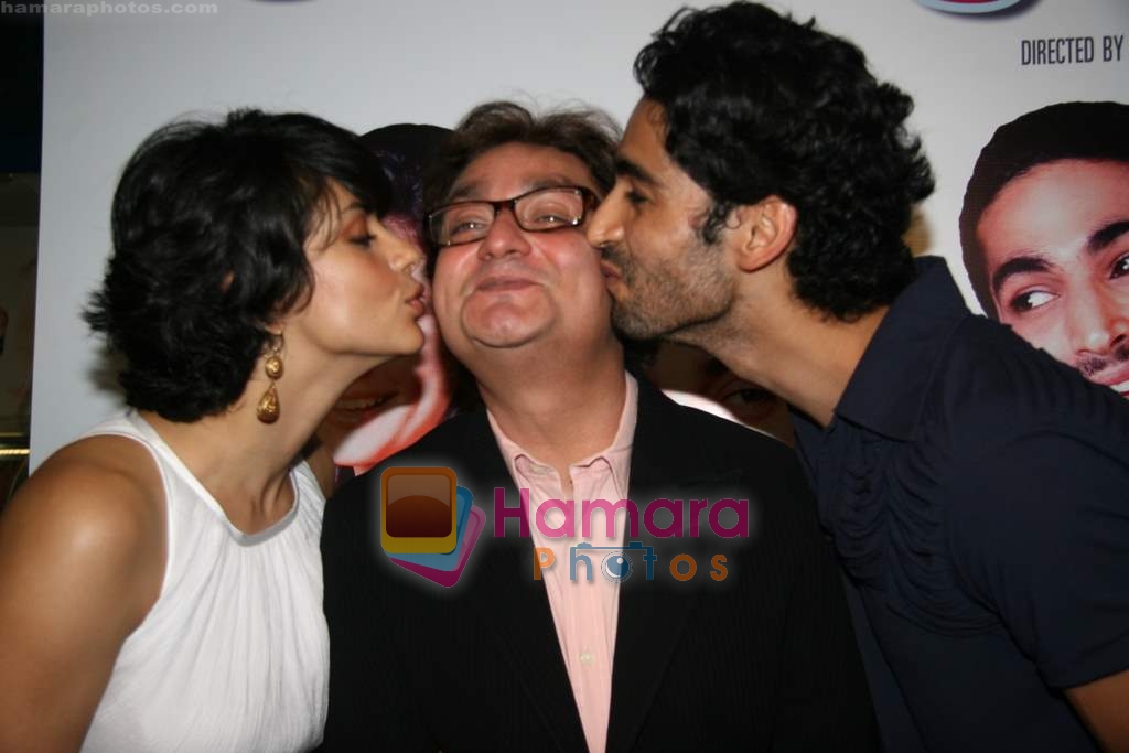 Gul Panag, Vinay Pathak, Siddharth Makkar at the Premiere of Straight in Fame on 19th March 2009 