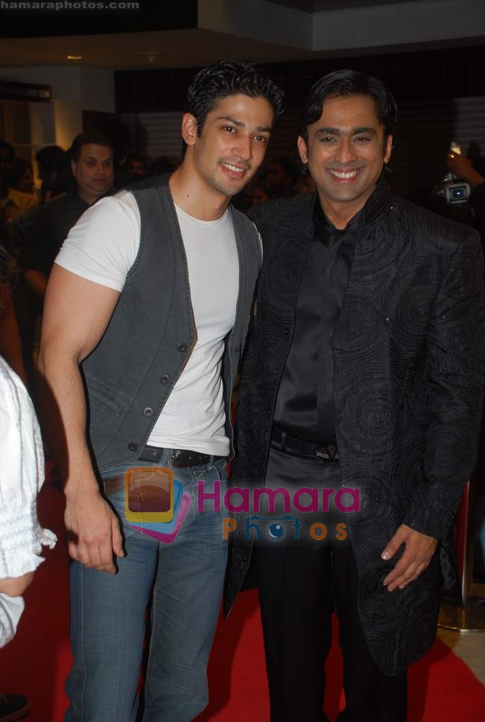 Muzammil Ibrahim, Anuj Saxena at the Premiere of Aloo Chaat in PVR, Juhu on 19th March 2009 