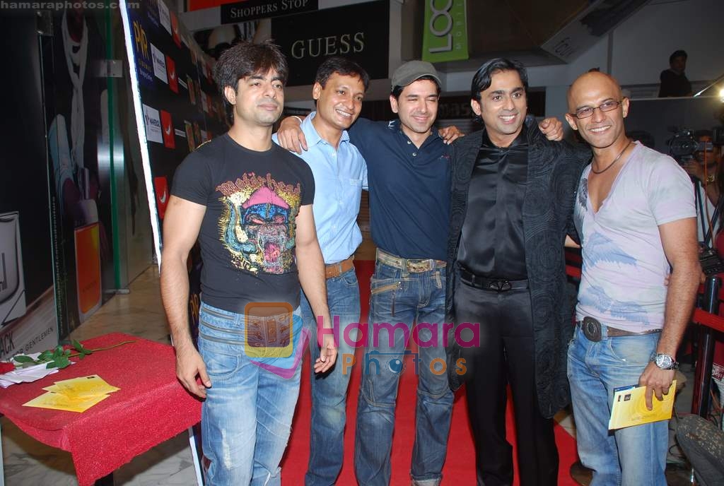 Sushant Singh, Anuj Saxena at the Premiere of Aloo Chaat in PVR, Juhu on 19th March 2009 