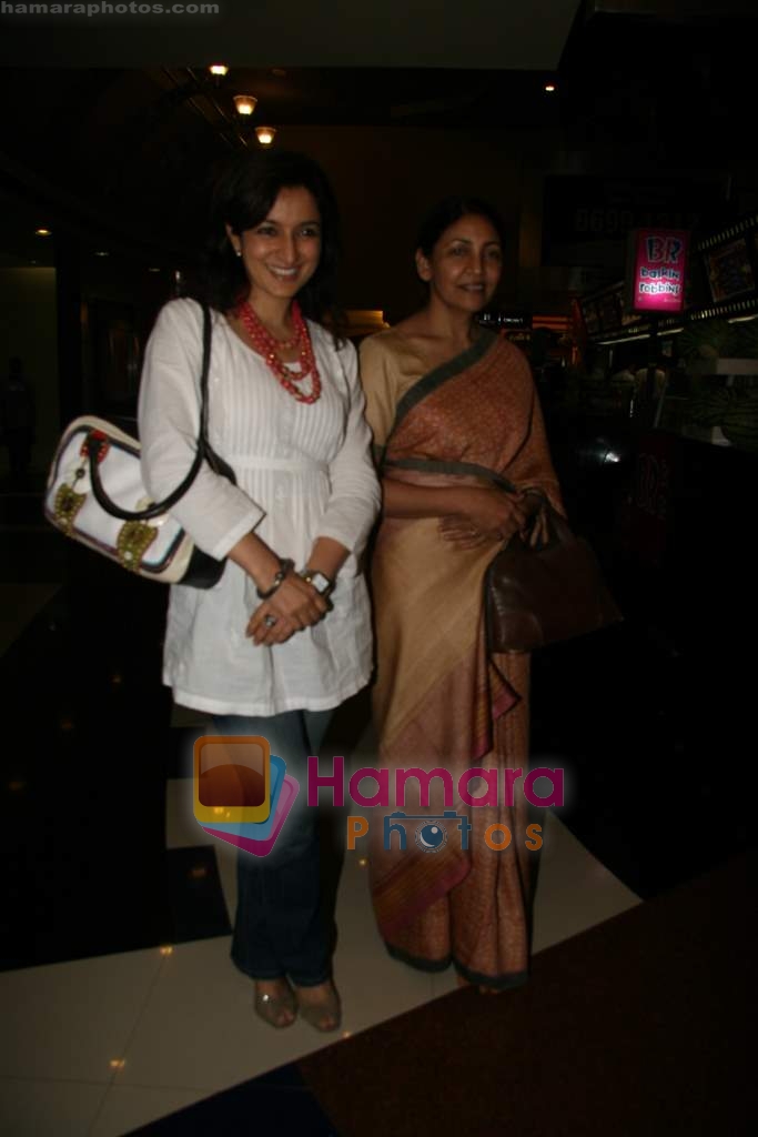Tisca Chopra, Deepti Naval at special screening of Firaaq in Fame, Malad on 24th March 2009 