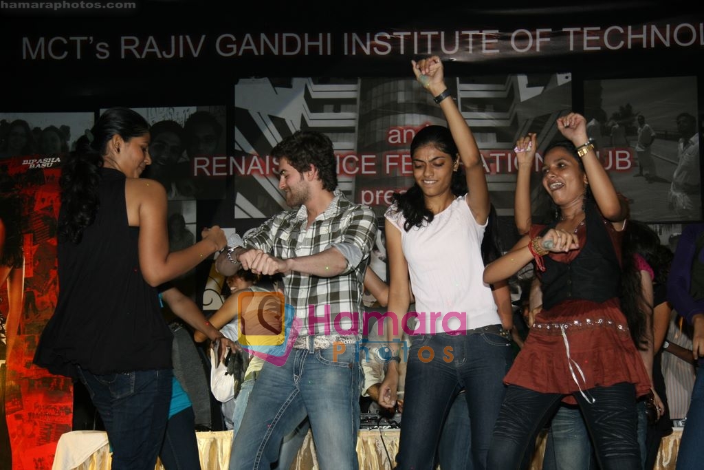 Neil Nitin Mukesh promotes Aa Dekhen Zara at college fest in  Renaissance Club, Andheri, Mumbai on 26th March 2009 