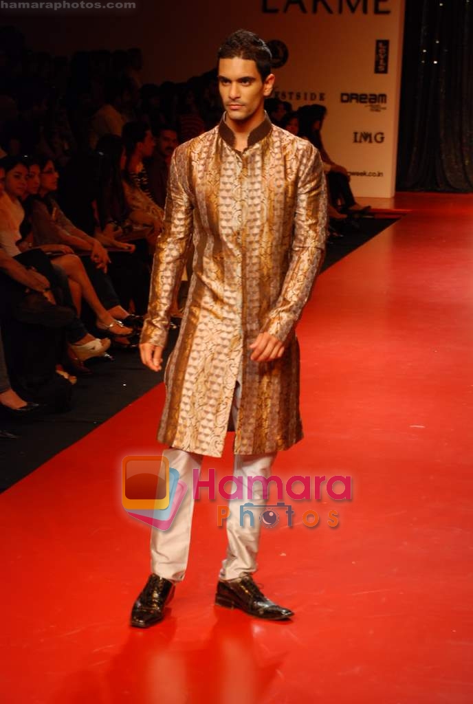 Model walk the ramp for Manish Malhotra Show at LIFW on 27th March 2009 
