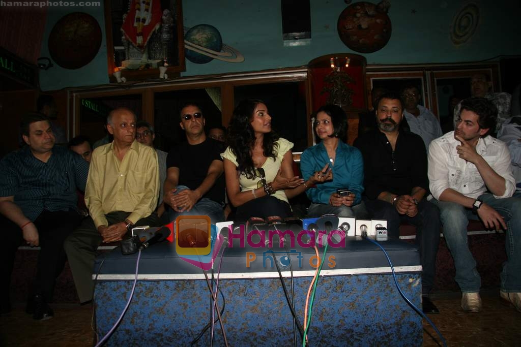 Ramesh, Mukesh, Vidhu Vinod, Bipasha, Bunty, Neil at the Special Screening of film Aa Dekhen Zara in Gety Galaxy, Bandra on 28th March 200 