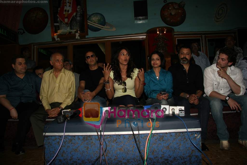Ramesh, Mukesh, Vidhu Vinod, Bipasha, Bunty, Neil at the Special Screening of film Aa Dekhen Zara in Gety Galaxy, Bandra on 28th March 200