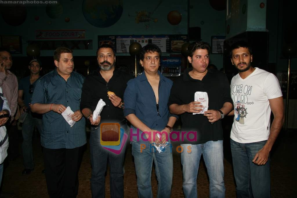 Ramesh, Bunty Walia, Sajid, Sajid Khan, Ritesh at the Special Screening of film Aa Dekhen Zara in Gety Galaxy, Bandra on 28th March 2009 ( 