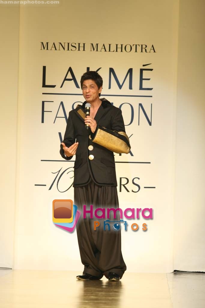 Shahrukh Khan walk the ramp for Manish Malhotra Show at Lakme Fashion Week 2009 on 30th March 2009  