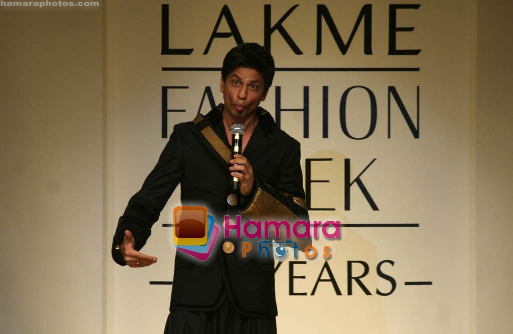 Shahrukh Khan walk the ramp for Manish Malhotra Show at Lakme Fashion Week 2009 on 30th March 2009  