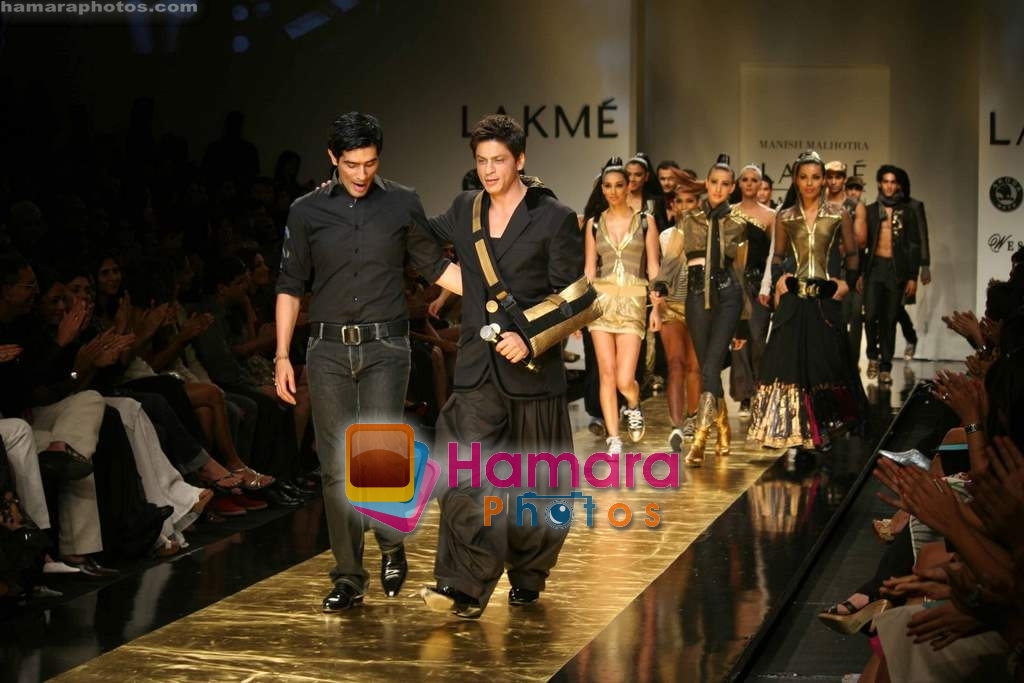 Shahrukh Khan, Manish Malhotra Show walk the ramp for Manish Malhotra Show at Lakme Fashion Week 2009 on 30th March 2009  