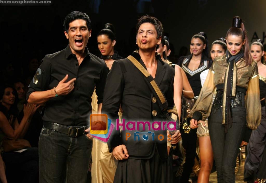 Shahrukh Khan, Manish Malhotra walk the ramp for Manish Malhotra Show at Lakme Fashion Week 2009 on 30th March 2009  