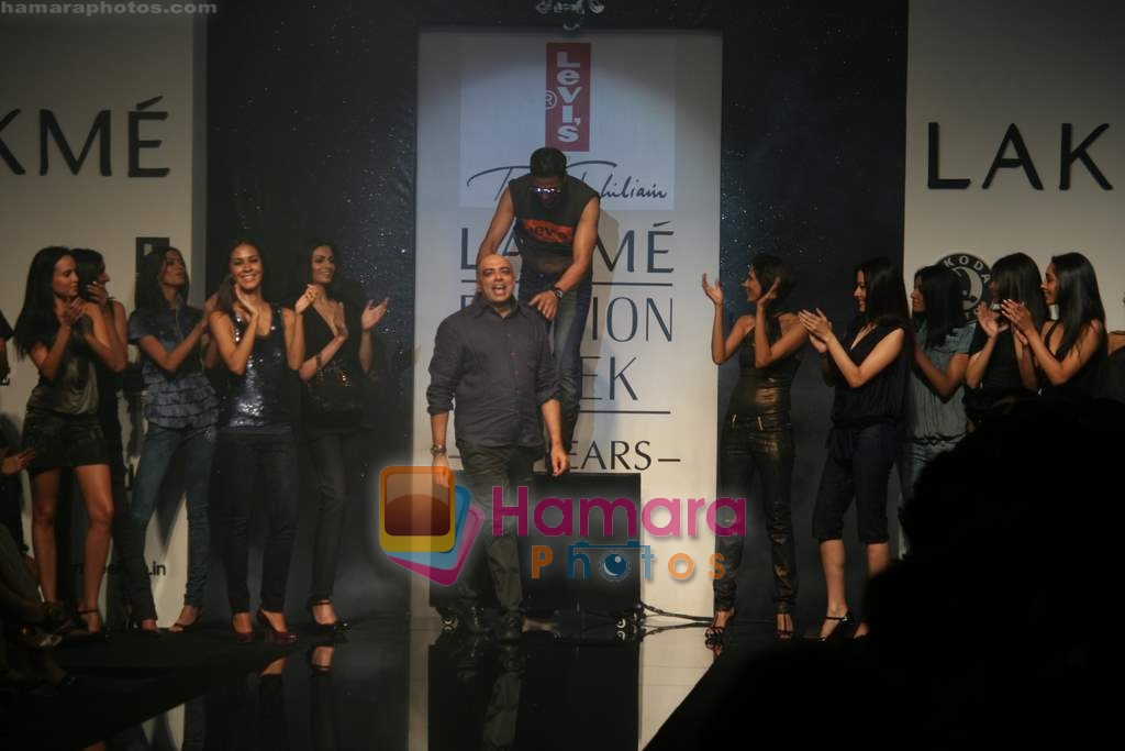 Akshay Kumar walk on the ramp for Levis show by Tarun Tahiliani at Lakme Fashion Week 2009 on 30th March 2009 