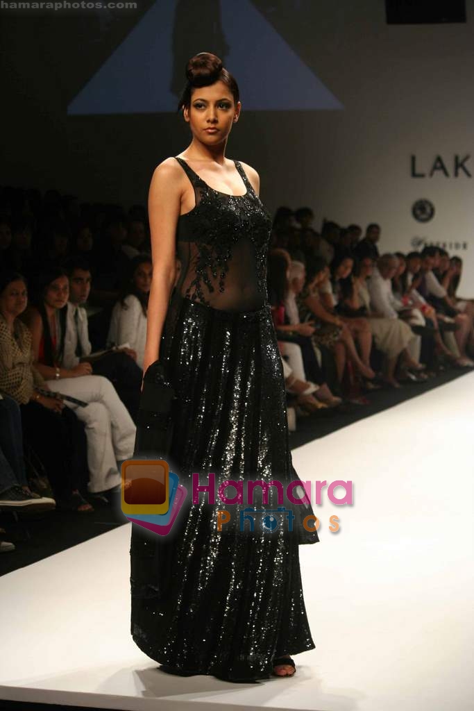Model walk the ramp for Sunaina Puri Show at Lakme Fashion Week Day 5 on 31st March 2009 