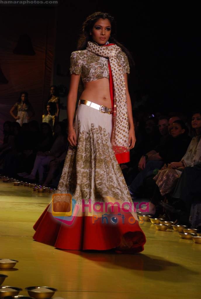 Model walk the ramp for Anamika Khanna Show at Lakme Fashion Week Day 5 on 31st March 2009 