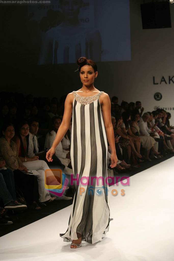 Model walk the ramp for Sunaina Puri Show at Lakme Fashion Week Day 5 on 31st March 2009 