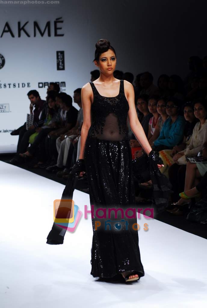 Model walk the ramp for Narendra Kumar Show at Lakme Fashion Week Day 5 on 31st March 2009 ~0