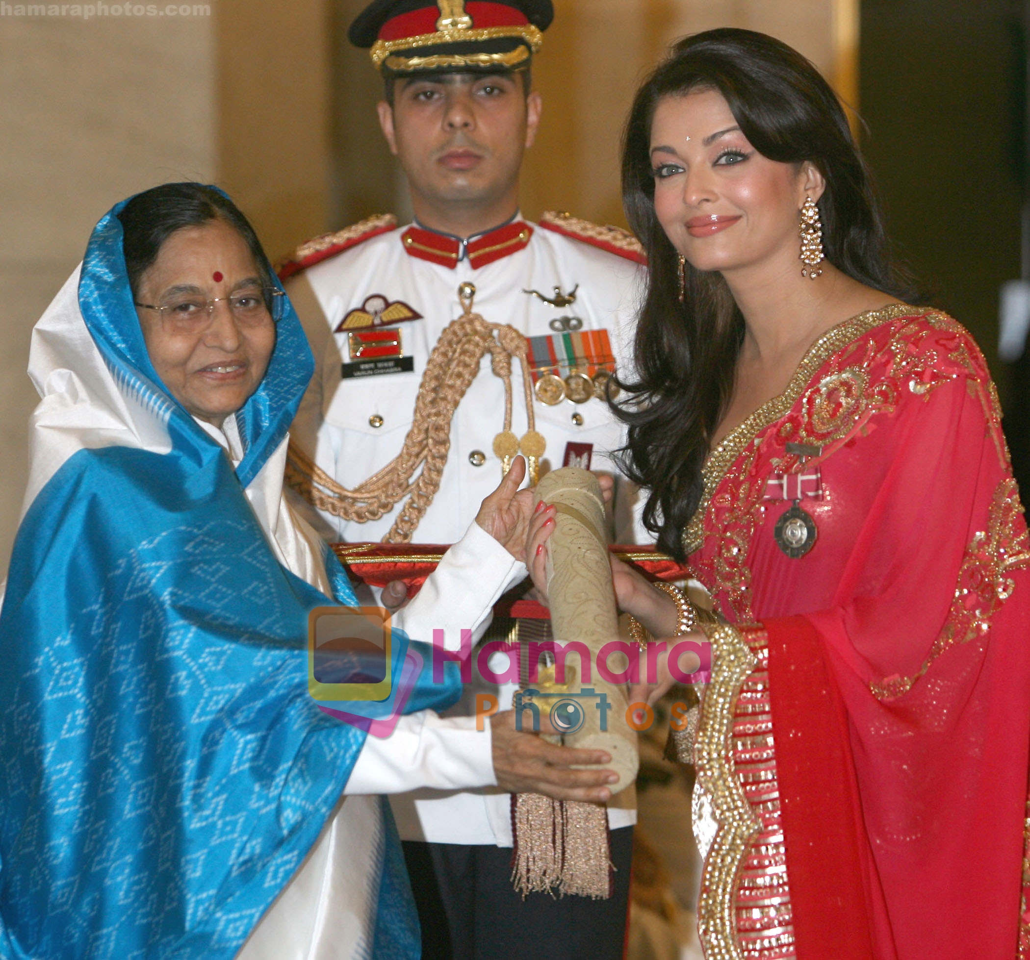 Aishwarya Rai receives padmashree from Pratibha Patil on 31st March 2009