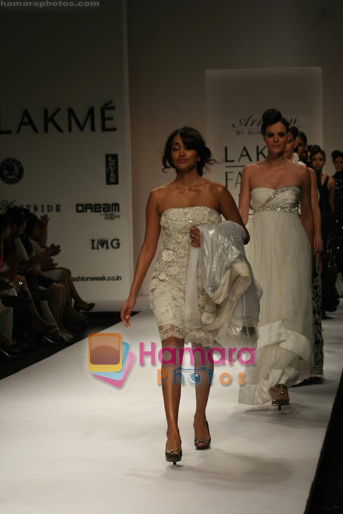 Jiah Khan walk the ramp for Sunaina Puri Show at Lakme Fashion Week Day 5 on 31st March 2009 