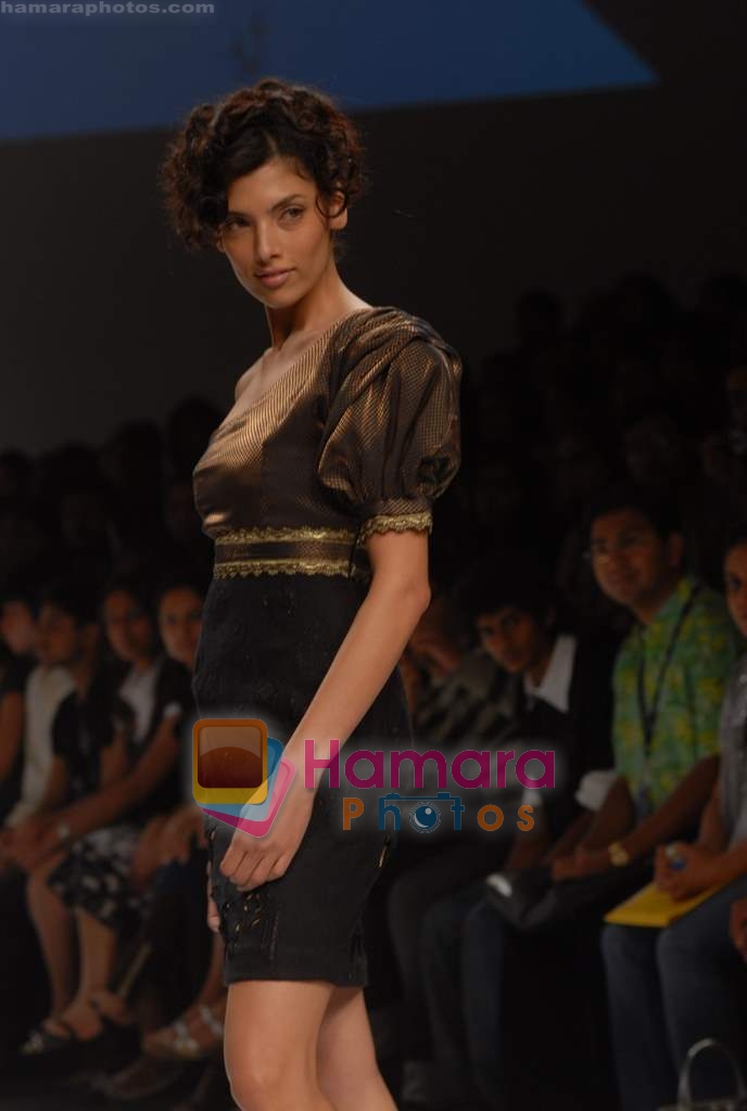 Model walk the ramp for Narendra Kumar Show at Lakme Fashion Week Day 5 on 31st March 2009 ~0