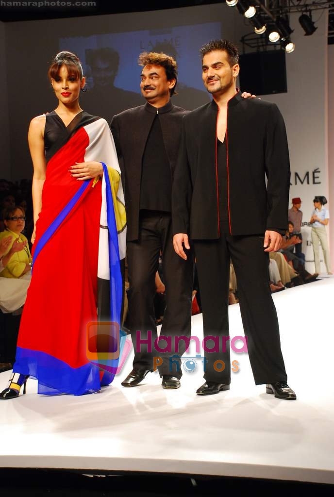 Arbaaz Khan walk the ramp for The Westside Show presented by Wendell Rodricks at Lakme Fashion week day 4 on 30th March 2009 ( 