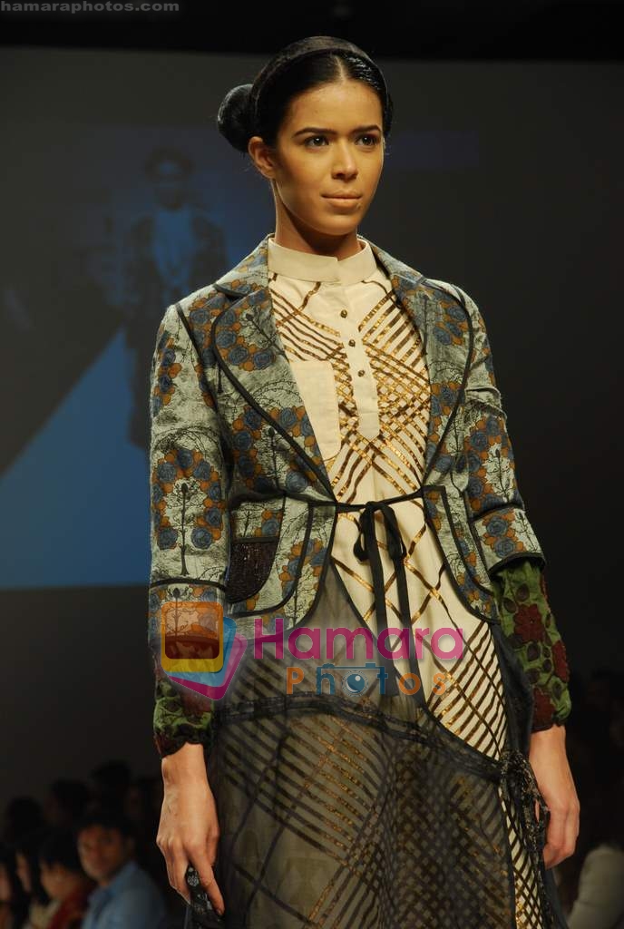 Model walk the ramp for Neha Agarwal at Lakme Fashion week day 4 on 30th March 2009 