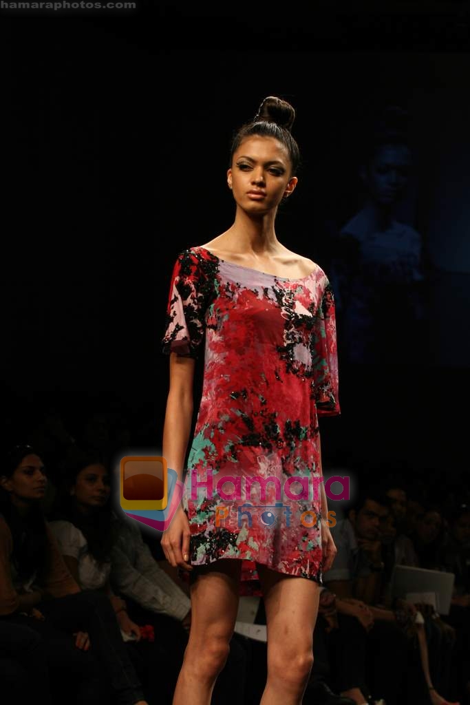 Model walk the ramp for Shyamal and Bhumika at Lakme Fashion week day 4 on 30th March 2009 