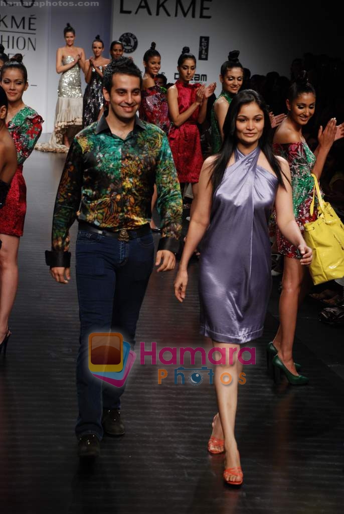 Model walk the ramp for Shyamal and Bhumika at Lakme Fashion week day 4 on 30th March 2009 