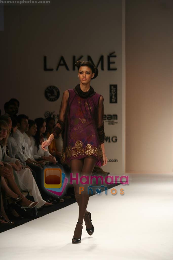 Model walk the ramp for Pallavi Jaipur at Lakme Fashion week day 4 on 30th March 2009 