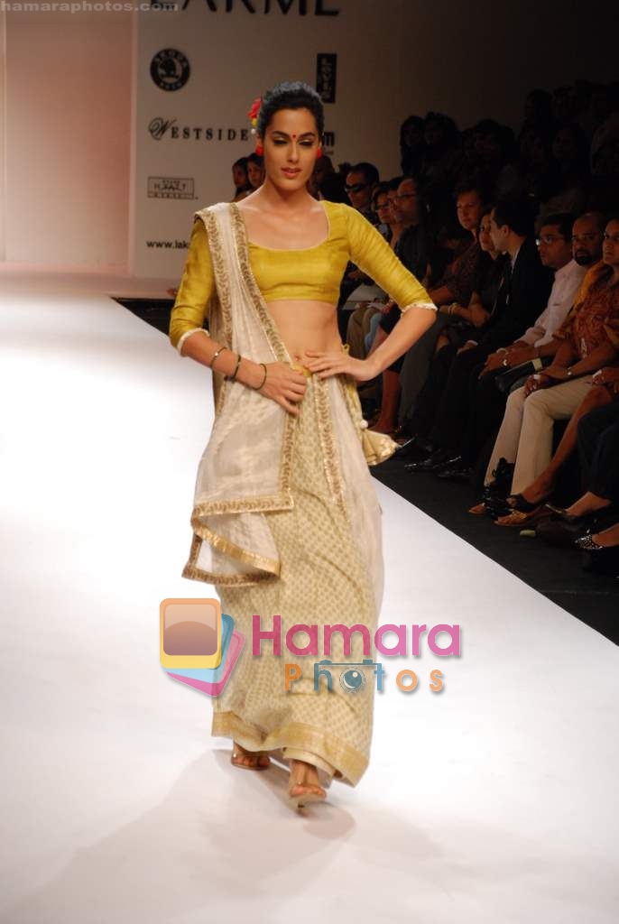 Model walk the ramp for Nachiket Barve at Lakme Fashion week day 4 on 30th March 2009 