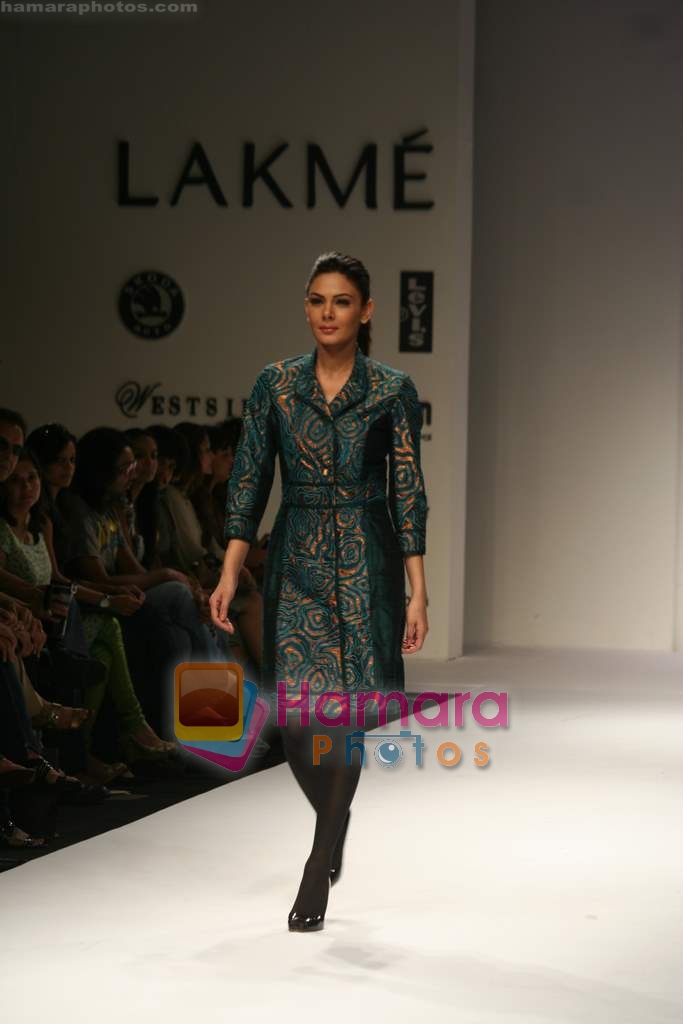 Model walk the ramp for Nachiket Barve at Lakme Fashion week day 4 on 30th March 2009 
