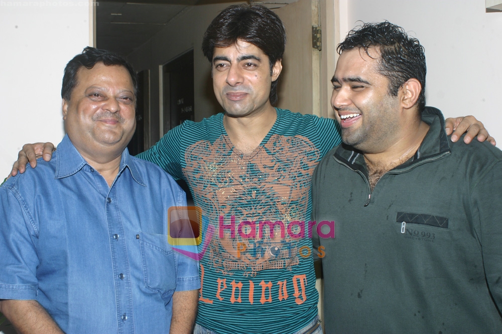 Suhas Rahurkar (Producer), Shushant Singh (Geust), Rikshit Matta (Director) at Shaadi Ke Liye Loan launch 1