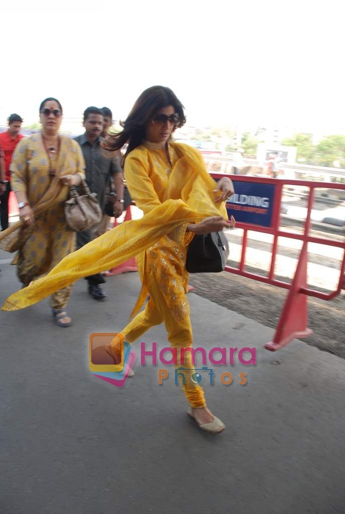 Shilpa Shetty on way to Golden Temple on 8th April 2009 