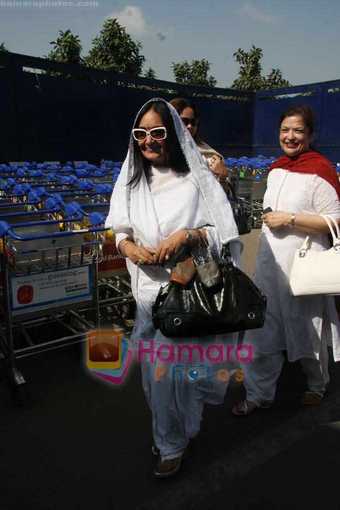 Jaspinder Narula depart for Golden temple in Domestic Airport, Mumbai on 9th April 2009 