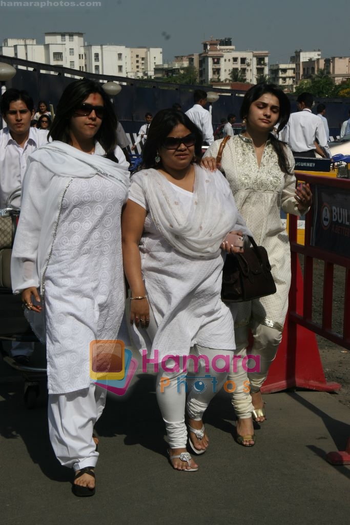 Ekta Kapoor, Prachi Desai depart for Golden temple in Domestic Airport, Mumbai on 9th April 2009 