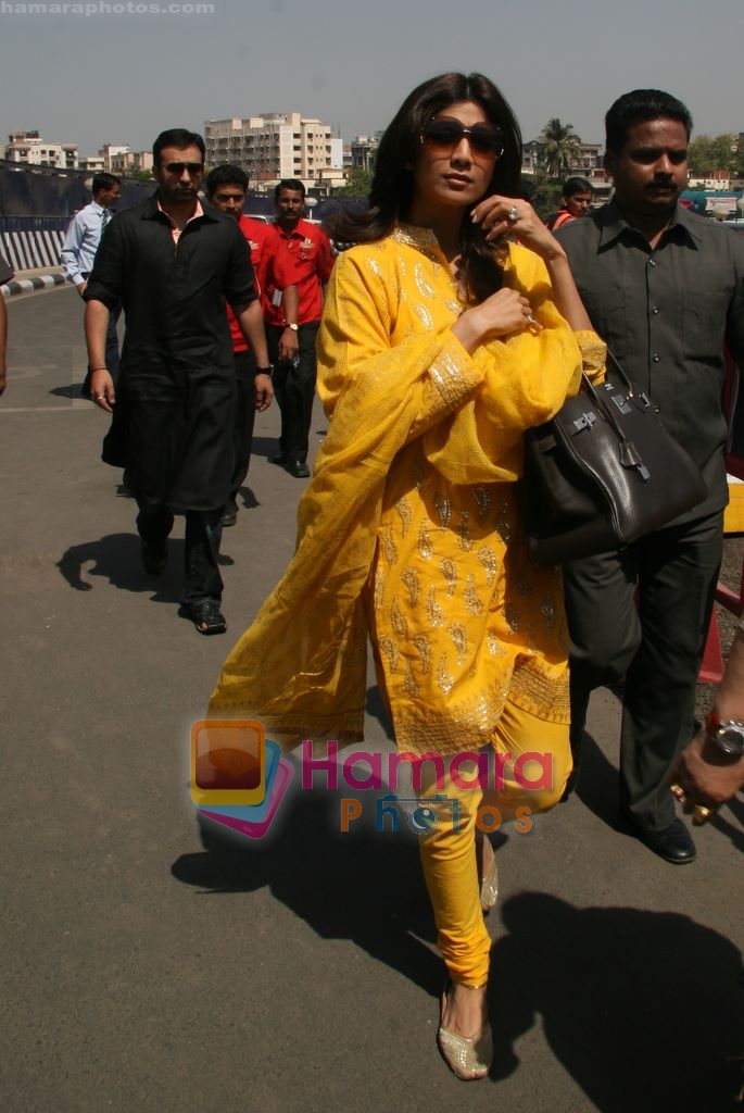 Shilpa Shetty depart for Golden temple in Domestic Airport, Mumbai on 9th April 2009 