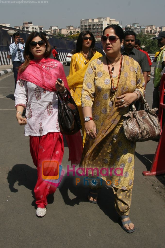 Shilpa Shetty, Shamita Shetty, Sunanda Shetty depart for Golden temple in Domestic Airport, Mumbai on 9th April 2009 