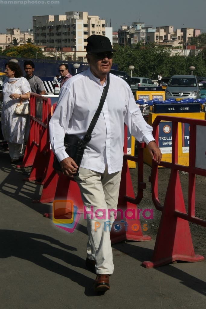 Prem Chopra depart for Golden temple in Domestic Airport, Mumbai on 9th April 2009 