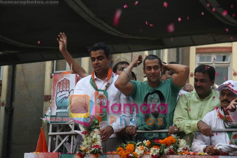 Salman Khan campigns for Milind Deora in Crowfard Market on 12th April 2009 