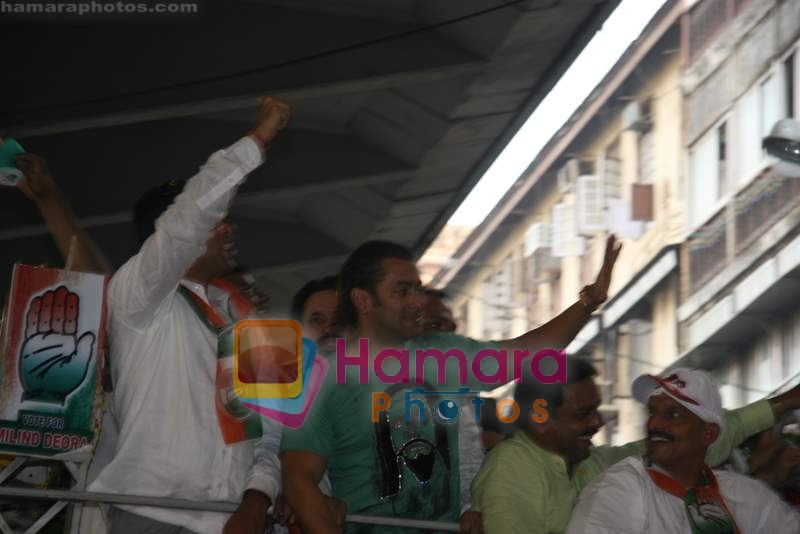 Salman Khan campigns for Milind Deora in Crowfard Market on 12th April 2009 