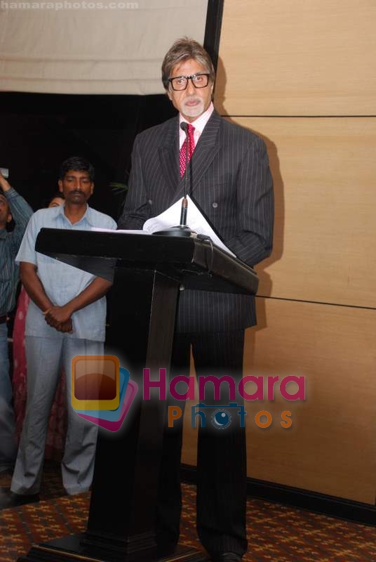 Amitabh Bachchan at the launch of Anil Dharker's book in Mumbai on 14th April 2009 
