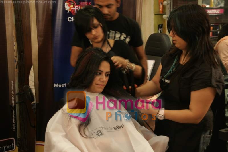 Mona Singh, Aalim Hakim at the UTV Bindass Blue Carpet launch in Bandra Aalim's salon on 15th April 2009 