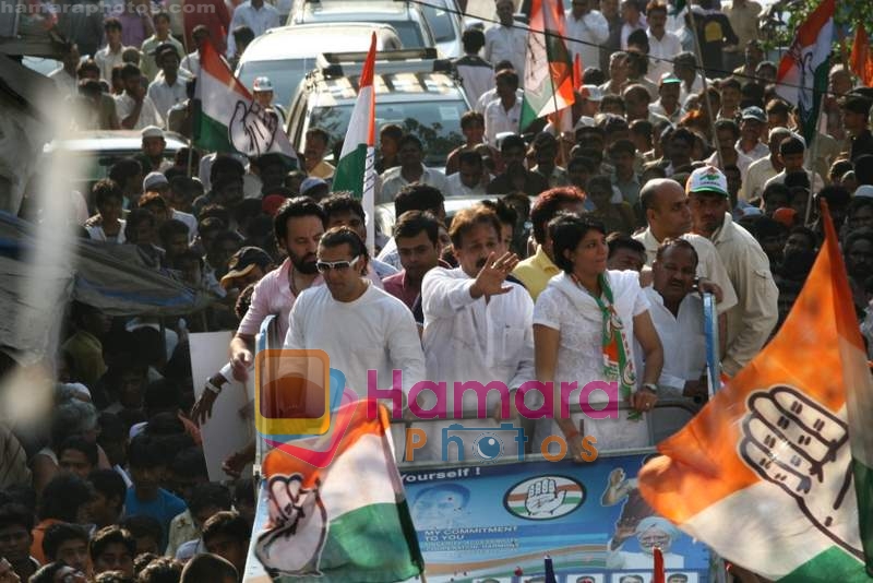 Salman Khan campaigns for Priya Dutt in Bandra Talao on 15th April 2009 