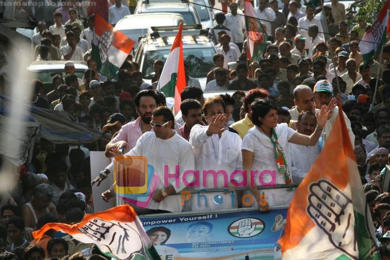 Salman Khan campaigns for Priya Dutt in Bandra Talao on 15th April 2009 