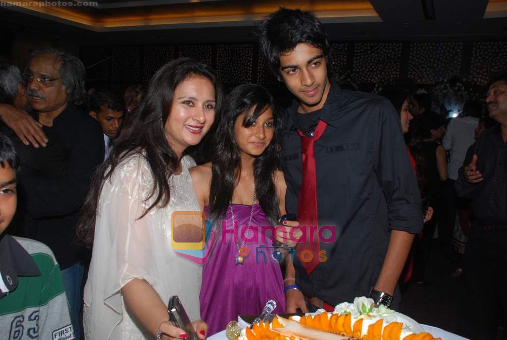 Poonam Dhillon with Kids at Poonam Dhillon's birthday bash in Andheri on 18th April 2009 