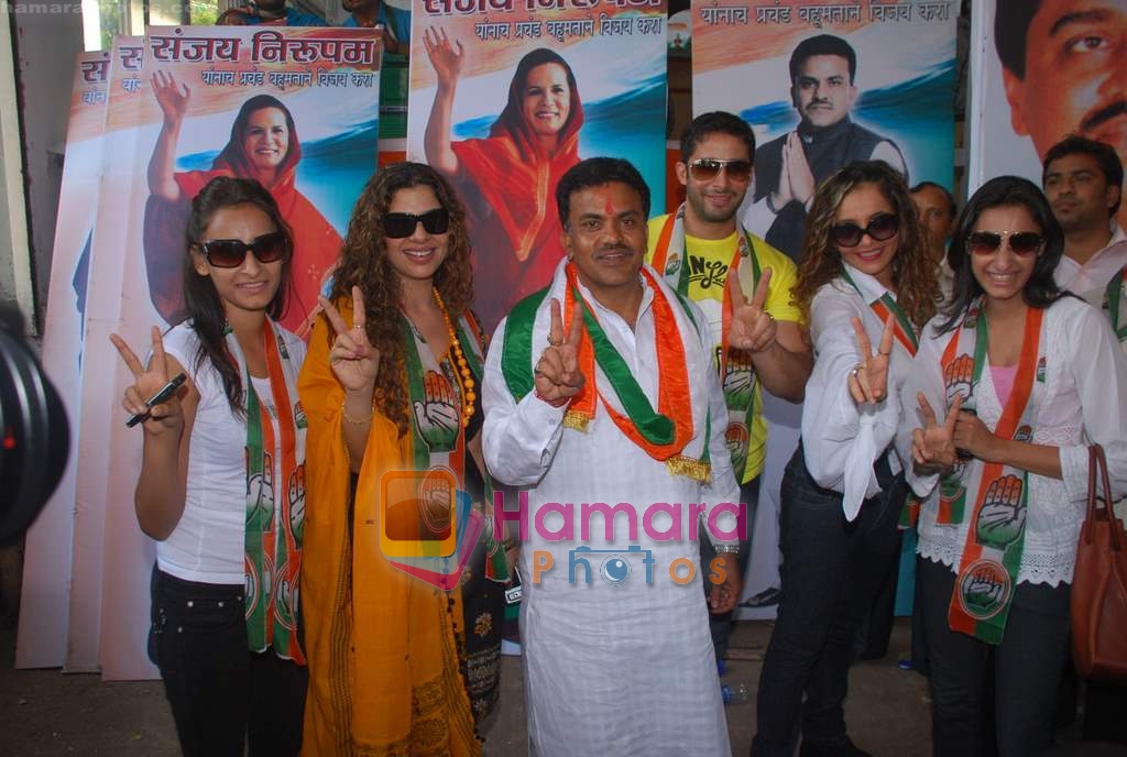 Sambhavna Seth, Zulfi Syed, Sanjay Nirupam, Rakhi Tandon, Alina and Sana campaign for Sanjay Nirupam in Borivali on 19th April 2009 