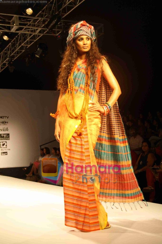 Model walk the ramp for Bibi Russel at Kolkata Fashion Week day 1 on 2nd April 2009 