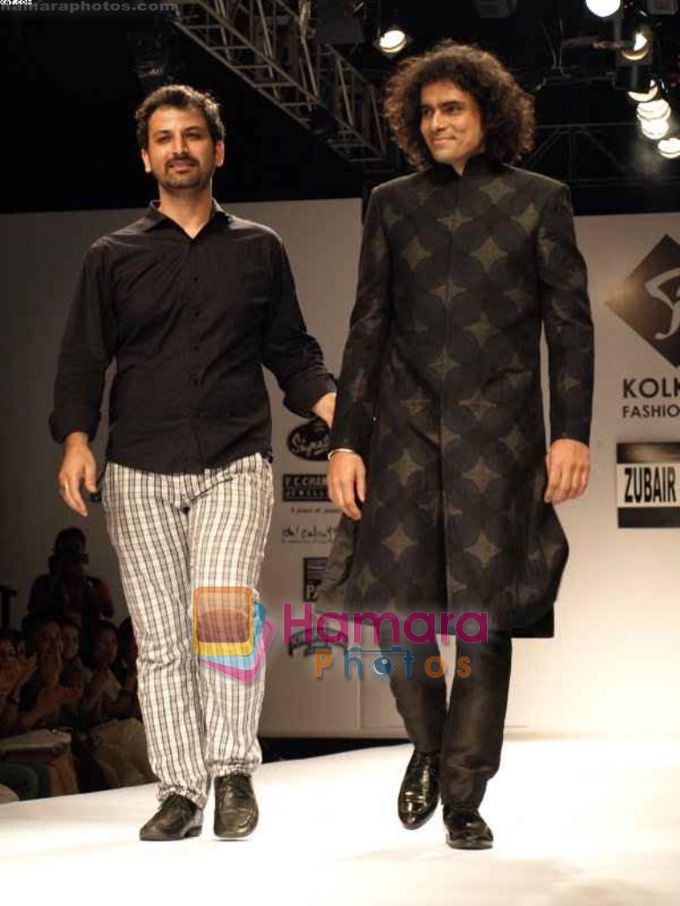 Model walk the ramp for Zubair Kirmani at Kolkata Fashion Week day 2 on 3rd April 2009 