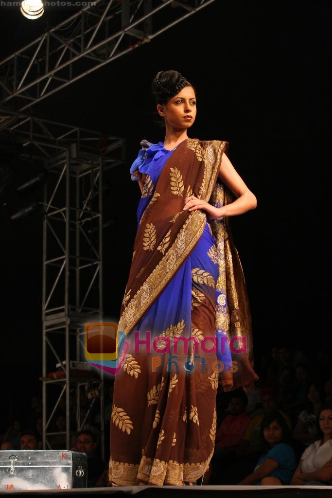 Model walk the ramp for Anjana Bhargava at Kolkata Fashion Week day 3 on 4th April 2009 ~0