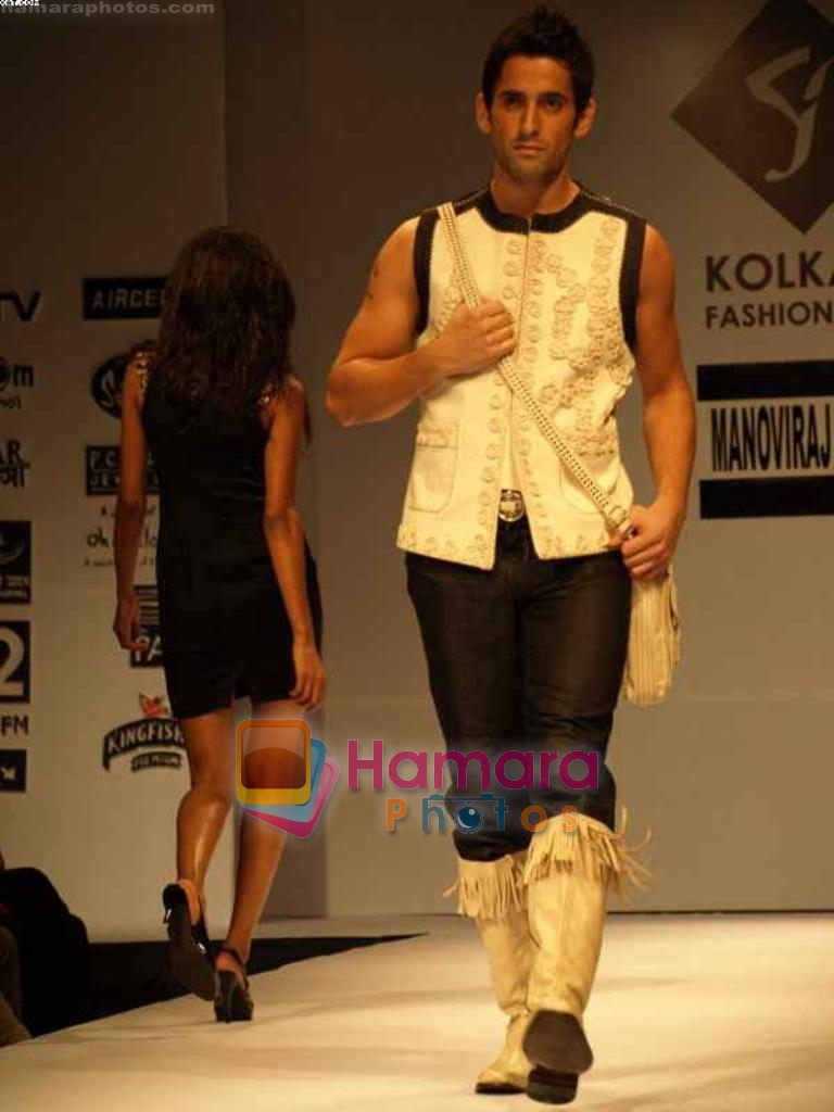Model walk the ramp for Manoviraj Khosla at Kolkata Fashion Week day 2 on 4th April 2009 
